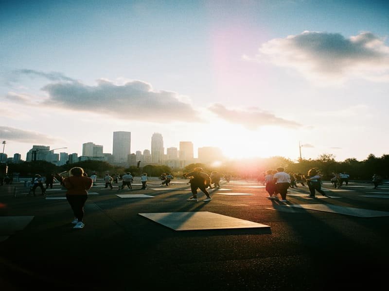 Das Diagramm zeigt die Beziehung zwischen der Dicke der Gummiplatten und der kritischen Fallhöhe.